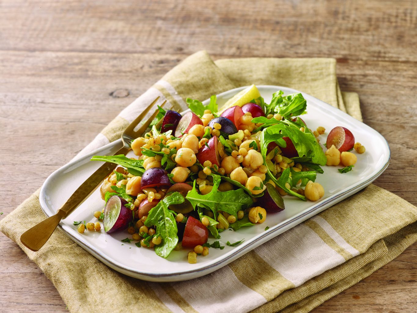 Chickpea and grapes salad
