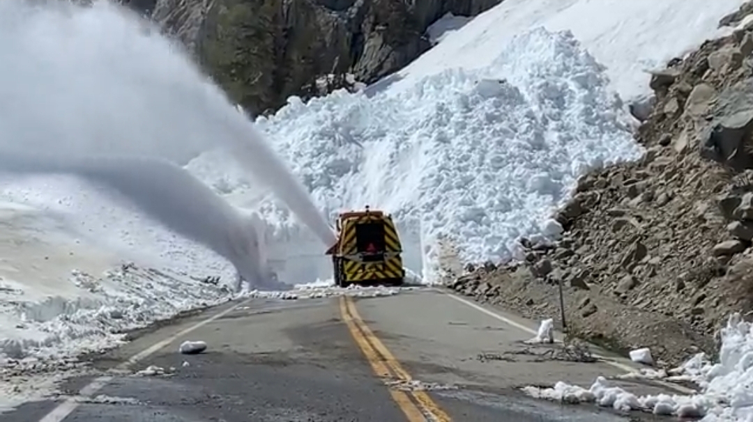 Caltrans clearing snow on tioga pass