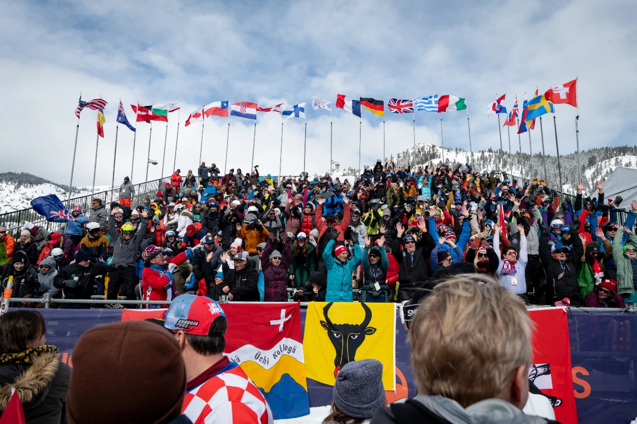 crowd cheers palisades world cup skiing
